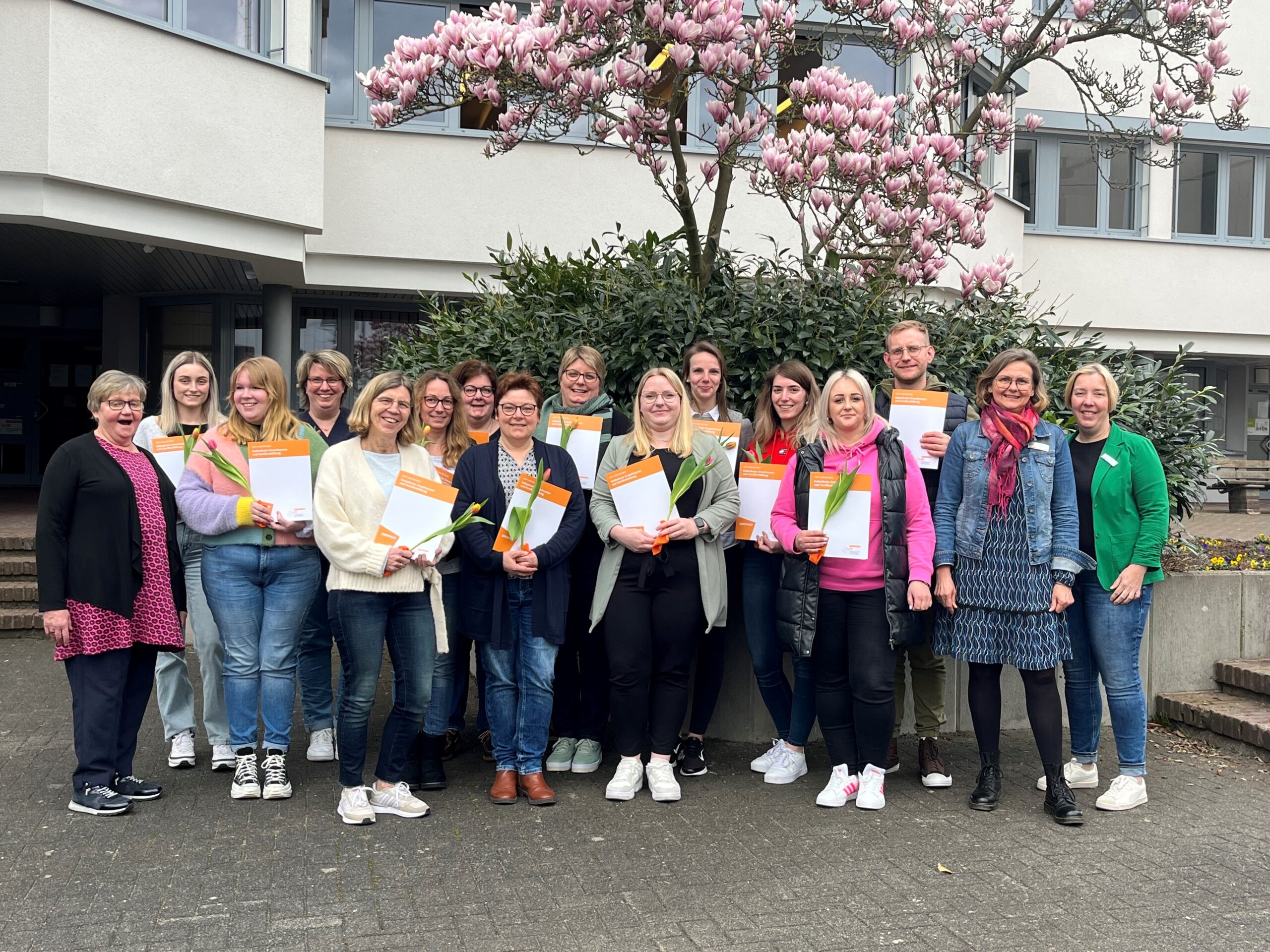 … sowie 16 weitere Mitarbeitende der Kita gem. GmbHs Hochsauerland-Waldeck und Hellweg in Arnsberg – erfolgreich an diesen Kursen teilgenommen.