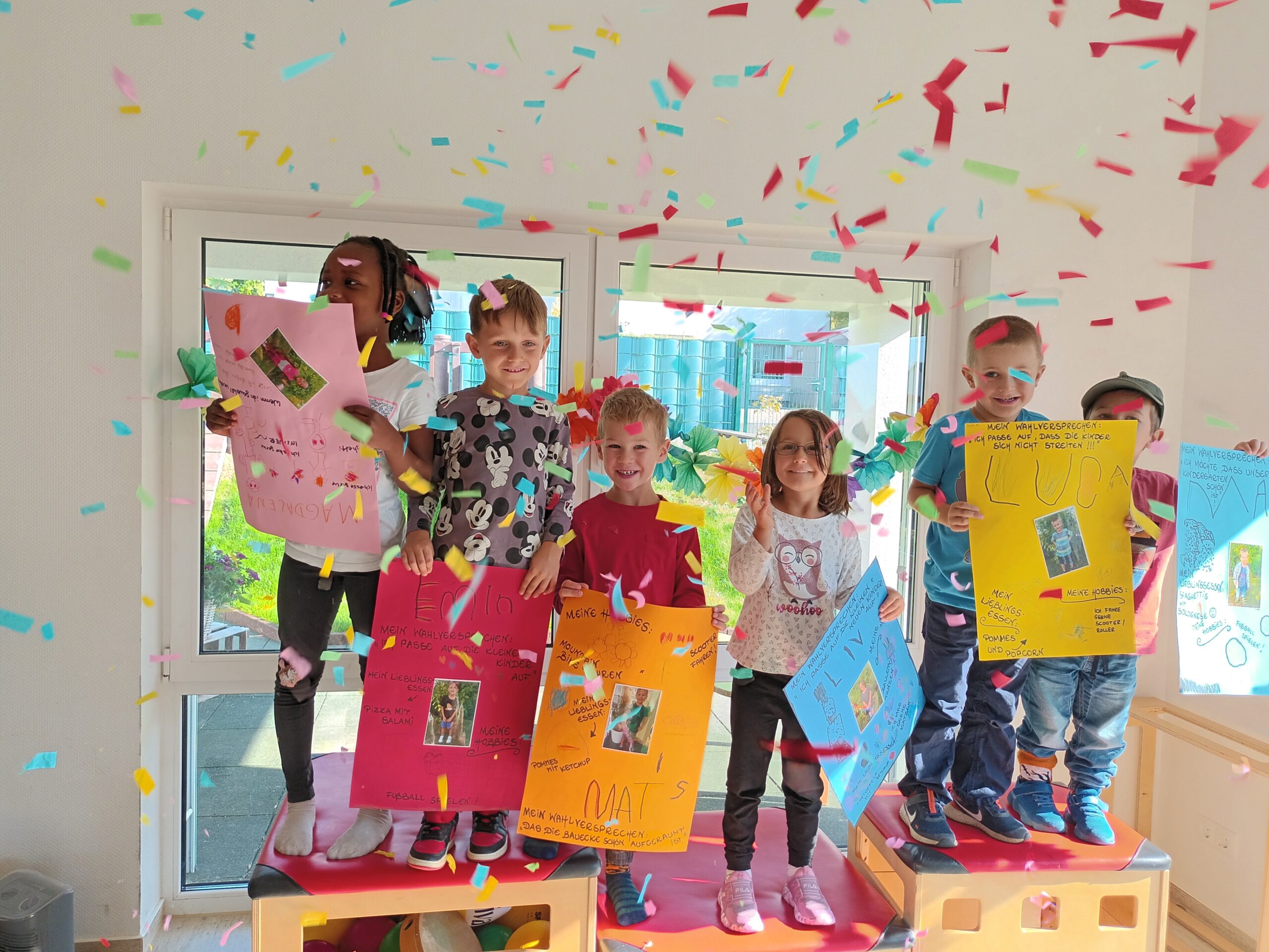 Im Vorfeld bastelten die Kinder fleißig ihre Wahlplakate für das Kinderparlament. Die Siegerinnen und Sieger wurden feierlich mit Konfettikanone und Applaus in der Turnhalle verkündet.