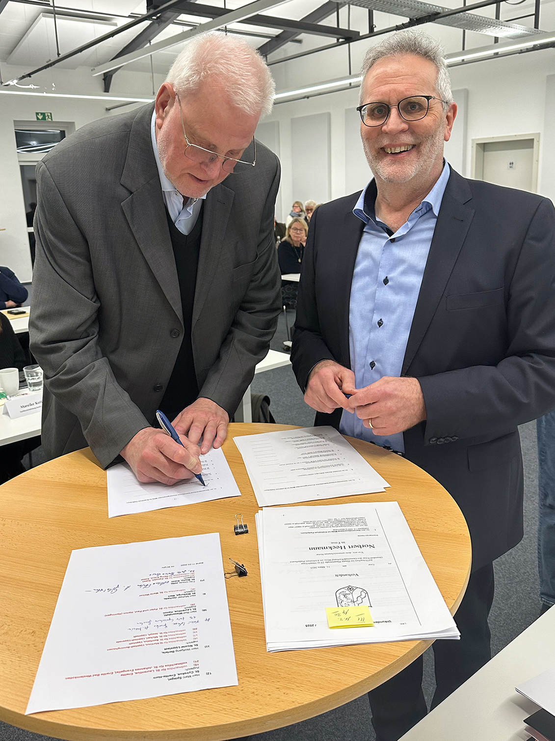 Der Werler Kirchenvorstand Lutz Langschmidt leistete in Ense als einer der ersten überzeugt seine Unterschrift für die Gründung der neuen WIR-KITAs gem. GmbH.