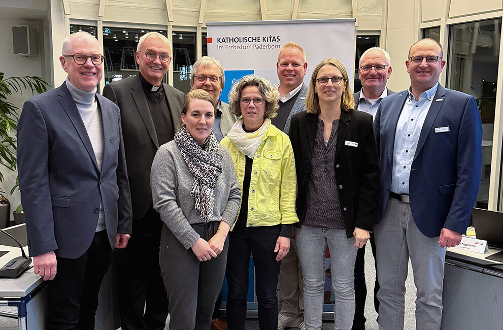 Das Führungsteam der KITA gem. GmbH Hochsauerland-Waldeck freute sich im Mescheder Kreishaus über die Zustimmung der Gesellschafterversammlung zur Verschmelzung zur WIR-KITAs gem. GmbH: (v.l.n.r) Dechant Georg Schröder (Vorsitzender der Verwaltungsräte), Generalvikar Prälat Thomas Dornseifer, Mareike Kotthoff (Fachbereichsleitung Immobilien), Detlev Trompeter (Sitzungsleiter), Brigitte Weimer (Bereichsleitung), Sebastian Schrage (Geschäftsführung), Kirsten Janning (Fachbereichsleitung Finanzen), Udo Spiekermann (Mitglied des Verbandsausschusses) und Michael Stratmann (Geschäftsführung)